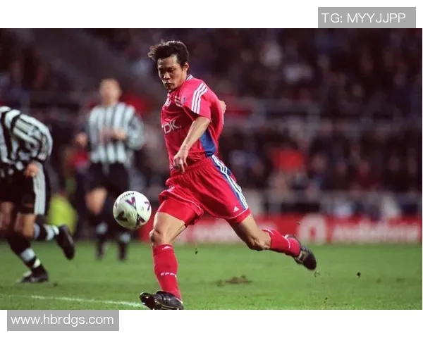 足球明星的独特走路方式揭秘:从场上到场外的步伐风采